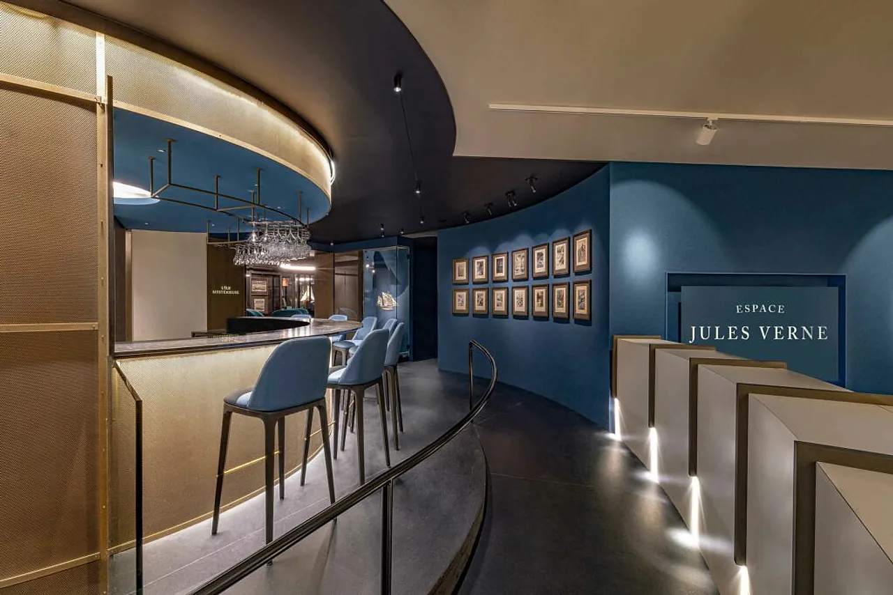 Bar circulaire en maille de bronze et espace boutique Jules Verne