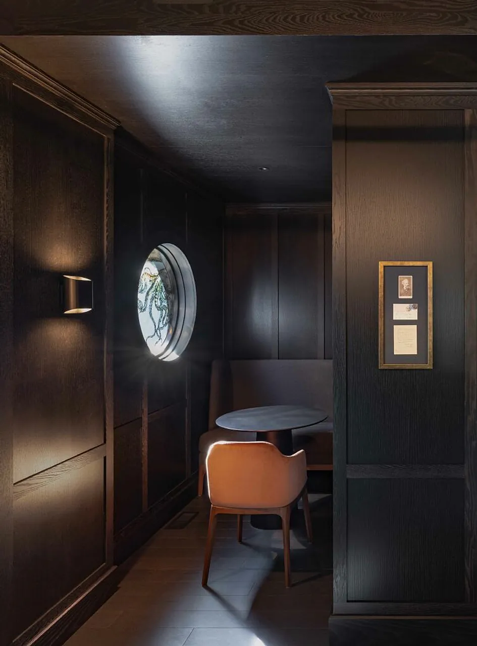 Salon intime avec hublot, fresque marine et boiseries de chêne